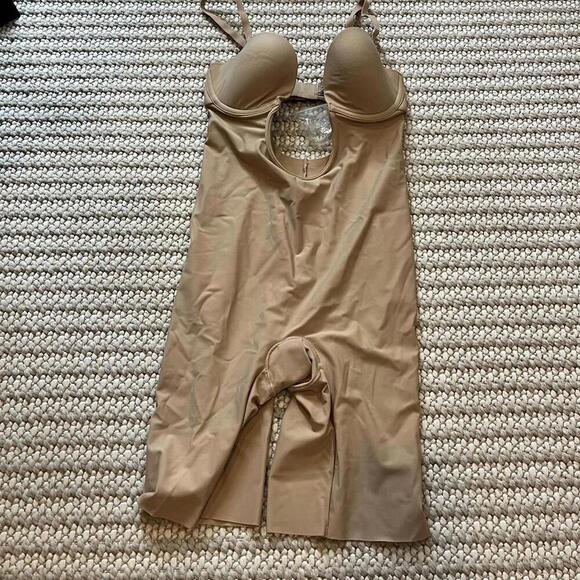 Skims Deep Plunge Shapewear Mid Thigh Bodysuit - Picture 4 of 5